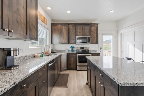 Hot Tub, Ideal Beach Resort, Sleeps 22, Pet Friendly, Game Room!