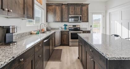 Hot Tub, Ideal Beach Resort, Sleeps 22, Pet Friendly, Game Room!