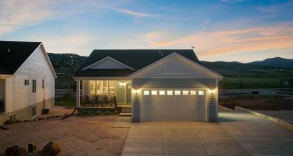 Pet Friendly-Hot Tub-Game Room-Sleeps 20+Walk to Pickleville