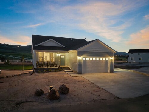 Pet Friendly-Hot Tub-Game Room-Sleeps 20+Walk to Pickleville