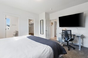 6 bedrooms, desk, travel crib, WiFi