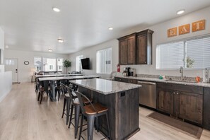 Private kitchen - Hot Tub, Ideal Beach Resort, Sleeps 22, Pet Friendly, Game Room! (Garden City)