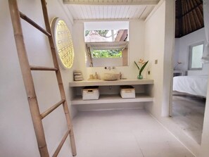 2 bedrooms, in-room safe, desk, iron/ironing board