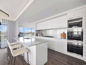 Coffee/tea maker, fridge, microwave, oven