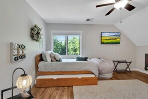 4 bedrooms, WiFi, bed sheets - Mitten Pines Cabin | Hot Tub | Fire Pit | Games (Conway)