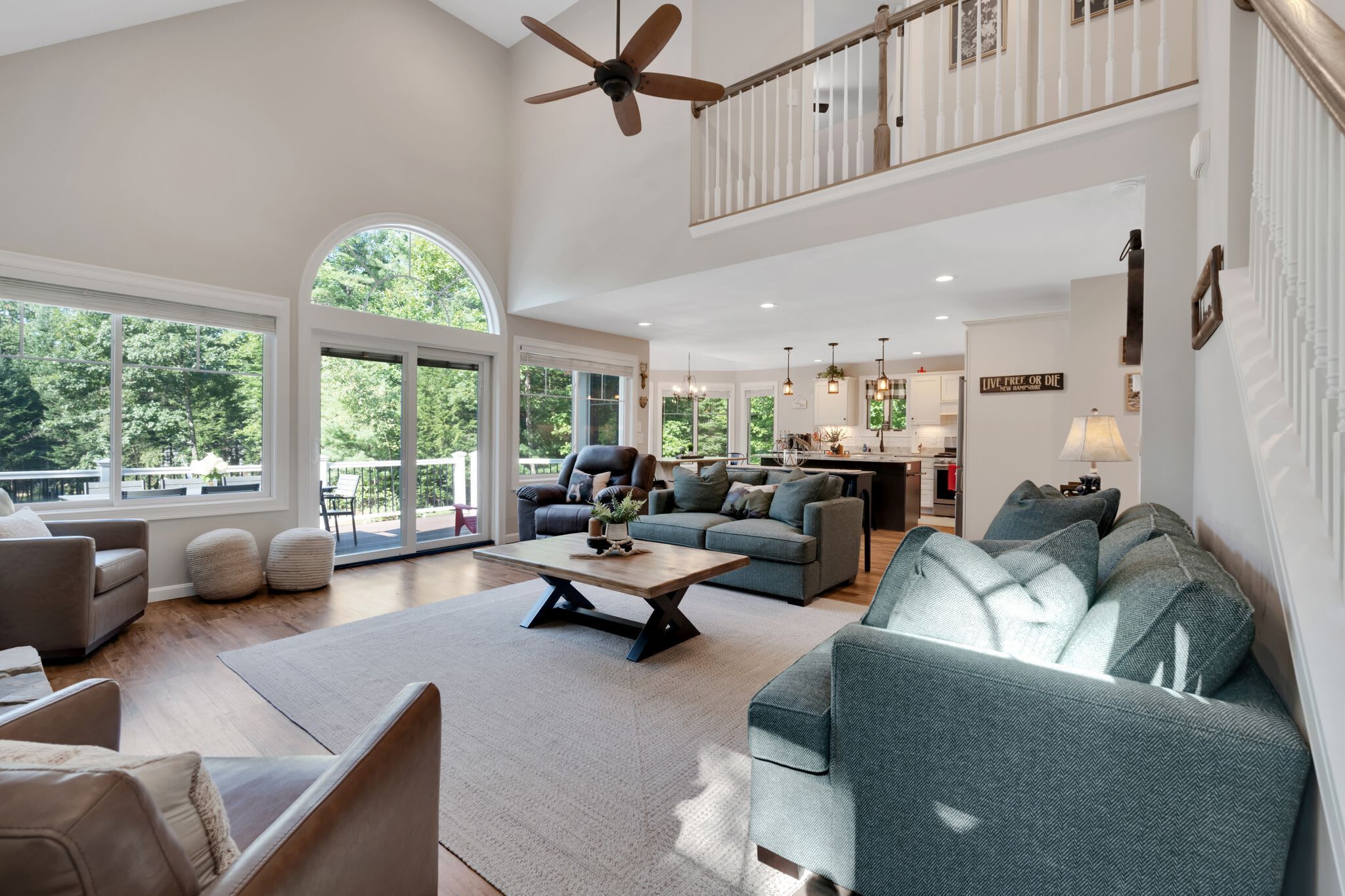 Una televisión, una chimenea, una oficina