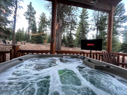 Three level cabin with Hot Tub