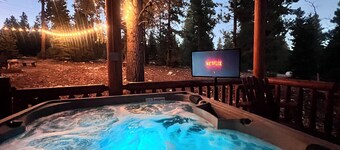 Three level cabin with Hot Tub