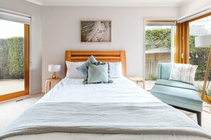 4 bedrooms, iron/ironing board, free WiFi, bed sheets - Ocean Views | Spacious House | Pet Friendly (Ocean Grove)