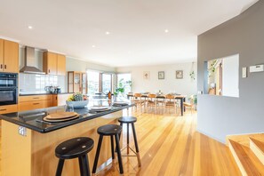 Fridge, oven, stovetop, dishwasher