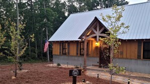 Ein rustikales Holzhaus mit Metallziegeldach und einladender Veranda.