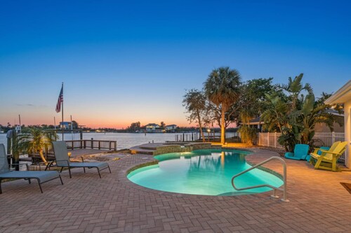 Waterfront with Pool, Ping Pong table, 3 Kayaks, Fishing Pier, Private Access to the Gulf
