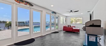 Waterfront with Pool, Ping Pong table, 3 Kayaks, Fishing Pier, Private Access to the Gulf