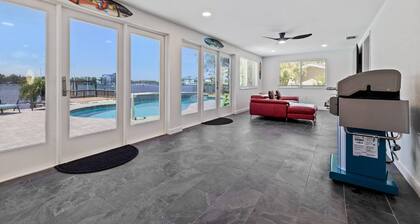 Waterfront with Pool, Ping Pong table, 3 Kayaks, Fishing Pier, Private Access to the Gulf