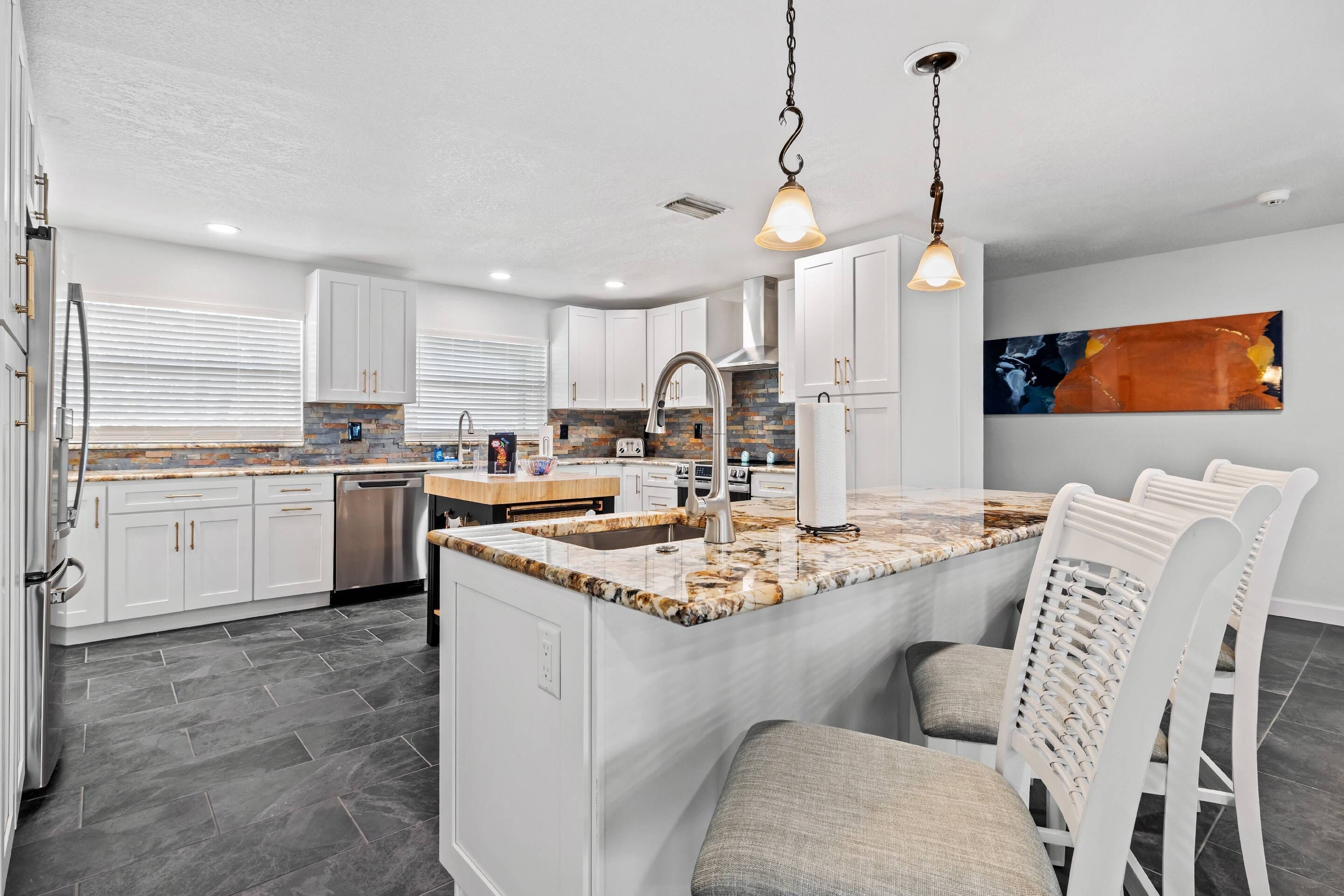 Jääkaappi, mikroaaltouuni, uuni, liesi