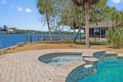 Waterfront with Pool, Ping Pong table, 3 Kayaks, Fishing Pier, Private Access to the Gulf