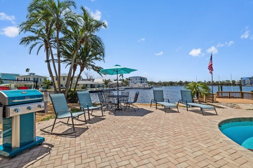 Waterfront with Pool, Ping Pong table, 3 Kayaks, Fishing Pier, Private Access to the Gulf