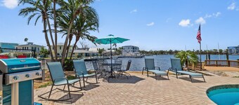 Waterfront with Pool, Ping Pong table, 3 Kayaks, Fishing Pier, Private Access to the Gulf