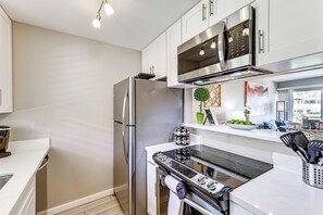 Fridge, microwave, stovetop, dishwasher - Unwind Poolside, Walk to Old Town! Scottsdale Unit (Scottsdale)