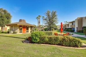 Exterior - Unwind Poolside, Walk to Old Town! Scottsdale Unit (Scottsdale)
