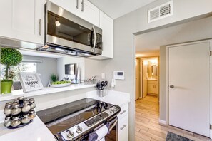 Refrigerador, microondas, placa de cocina, lavavajillas