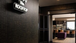 A modern interior with a sign reading "The Rooftop". - Hilton Garden INN Greenville University (Greenville)