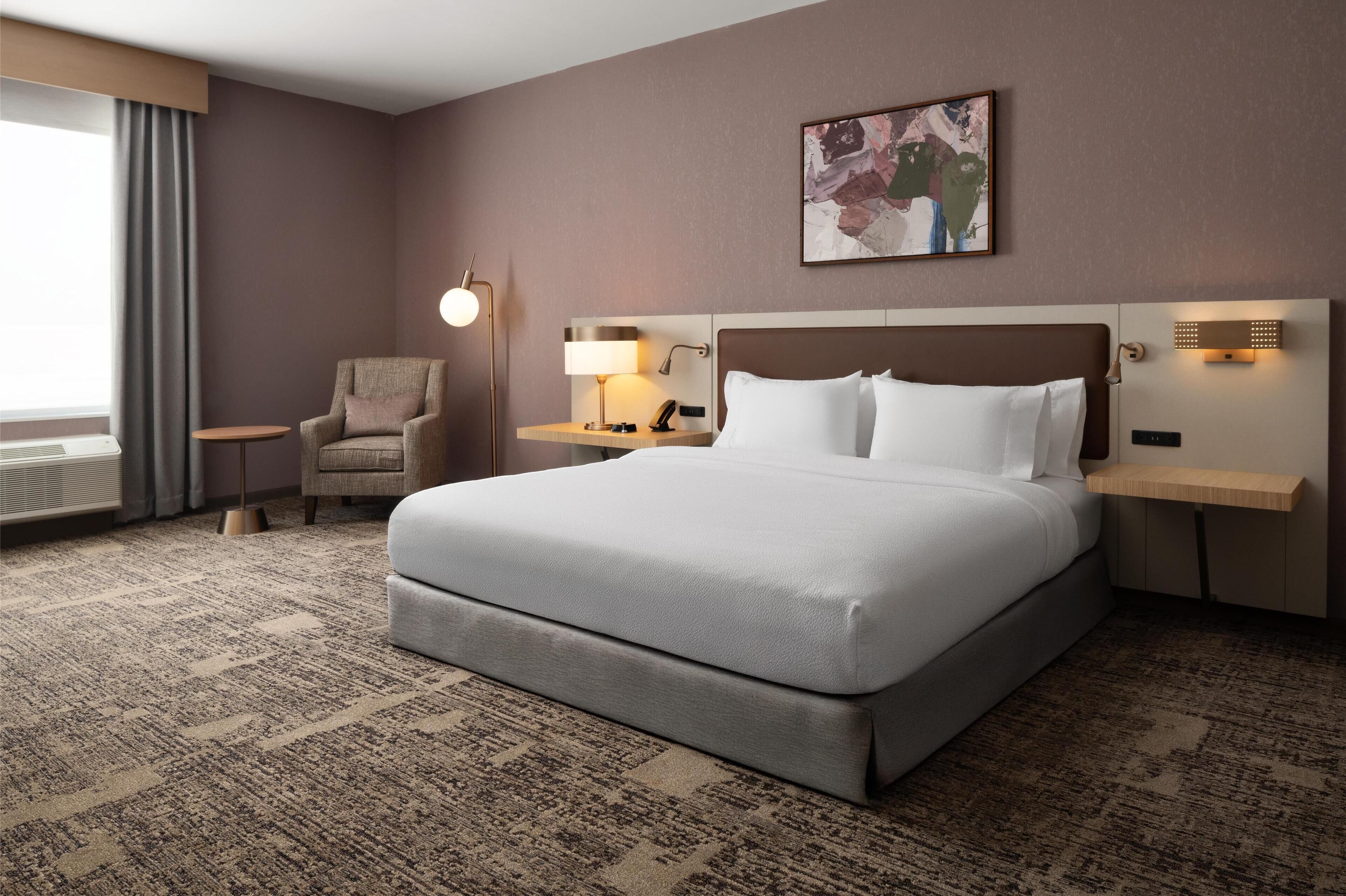 Schreibtisch, Verdunkelungsvorhänge, Bügeleisen/Bügelbrett