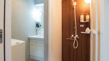 Apartamento, no fumadores (1-401) | Baño | Ducha, secador de pelo, toallas y champú