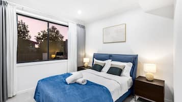 5 bedrooms, desk, WiFi, bed sheets