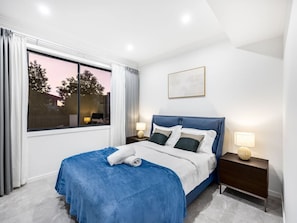 5 bedrooms, desk, WiFi, bed sheets