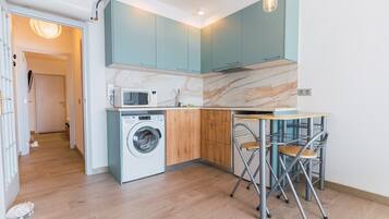 Een koelkast, een microgolfoven, een oven