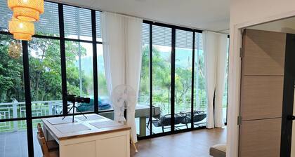 Charming villa with 2 bedrooms and WiFi, AC in pleasant Bangpra Sriracha