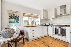 Kylskåp, mikrovågsugn, ugn och spishäll