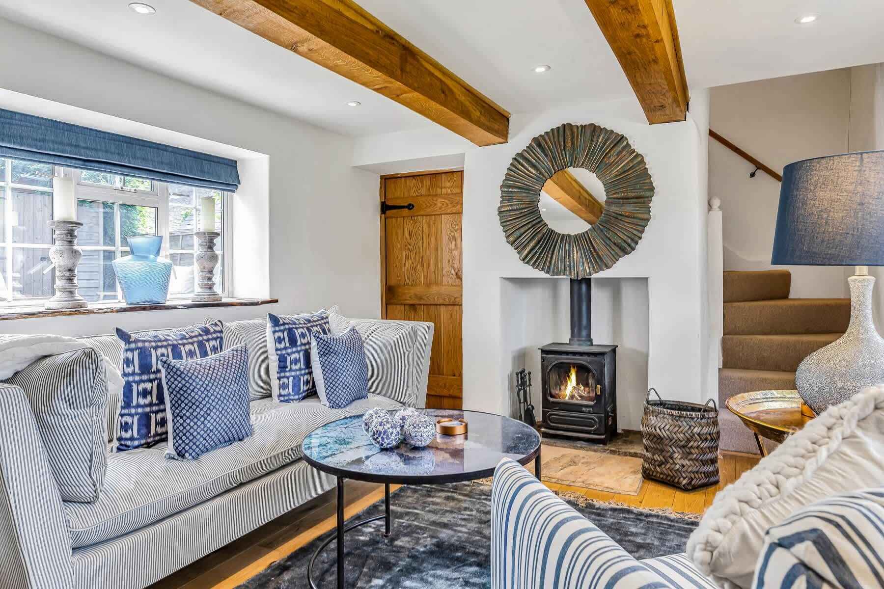 Televisio, takka, työhuone