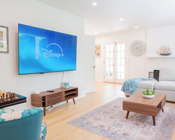 Smart TV, caminetto