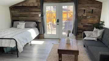 Tabla de planchar con plancha, cuna de viaje, wifi y ropa de cama