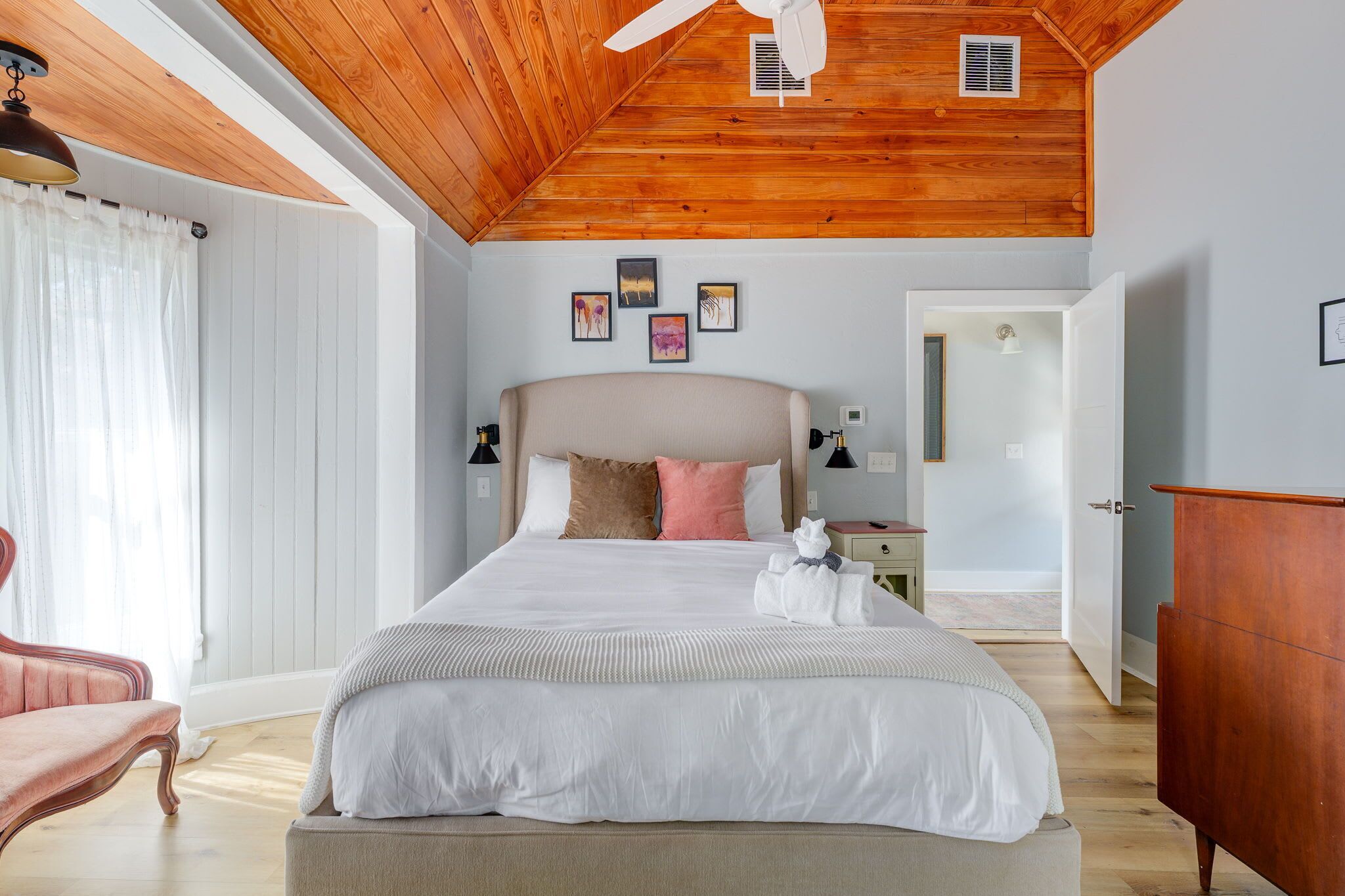 5 habitaciones, escritorio y tabla de planchar con plancha 