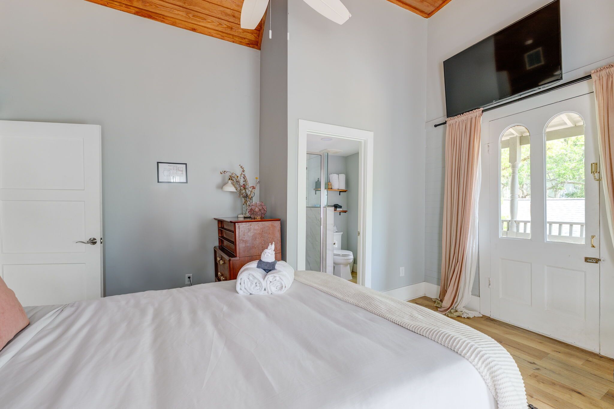 5 bedrooms, desk, iron/ironing board, travel crib