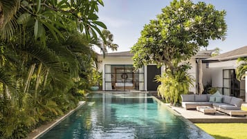 2 outdoor pools, pool umbrellas