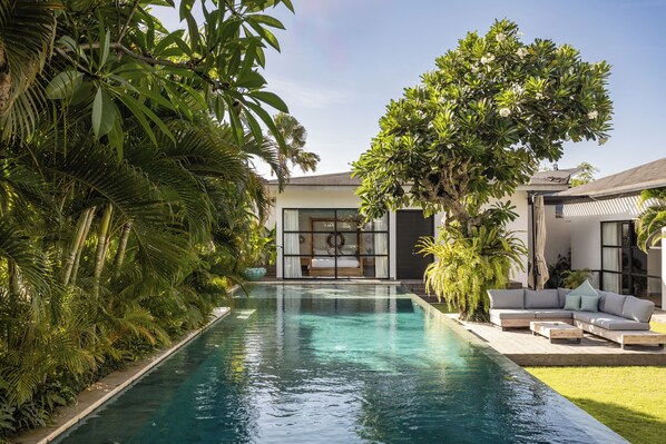 2 outdoor pools, pool umbrellas - Smeralda Villa (Canggu)