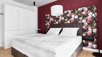 Schreibtisch, laptopgeeigneter Arbeitsplatz, kostenloses WLAN