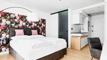 Schreibtisch, laptopgeeigneter Arbeitsplatz, kostenloses WLAN