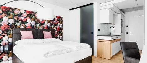 Schreibtisch, laptopgeeigneter Arbeitsplatz, kostenloses WLAN