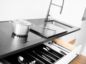 Frigorífico, microondas, placa de cocina y hervidor eléctrico