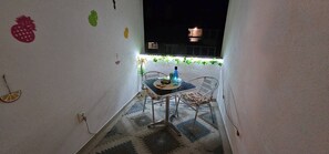 Appartement, 3 chambres | Restauration en plein air