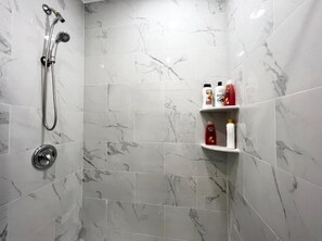 Regadera, secadora de cabello, toallas, jabón