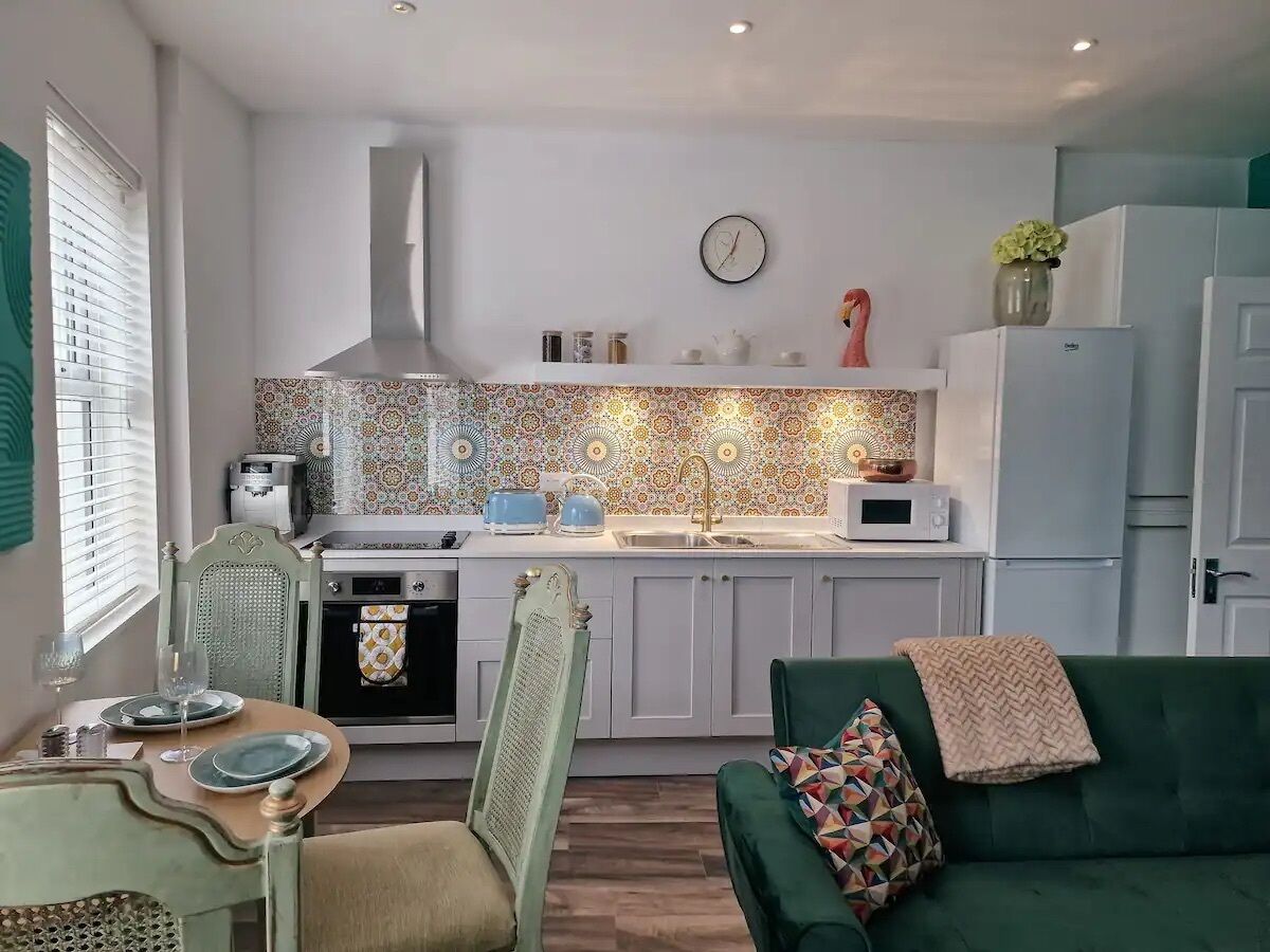 Apartamento, vistas a la ciudad | Cocina privada | Hervidor eléctrico y tostadora