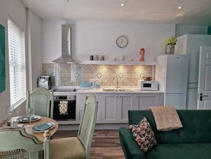 Apartamento, vista para a cidade | Cozinha privada | Chaleira elétrica, torradeira