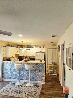 冷蔵庫、電子レンジ、オーブン、コンロ