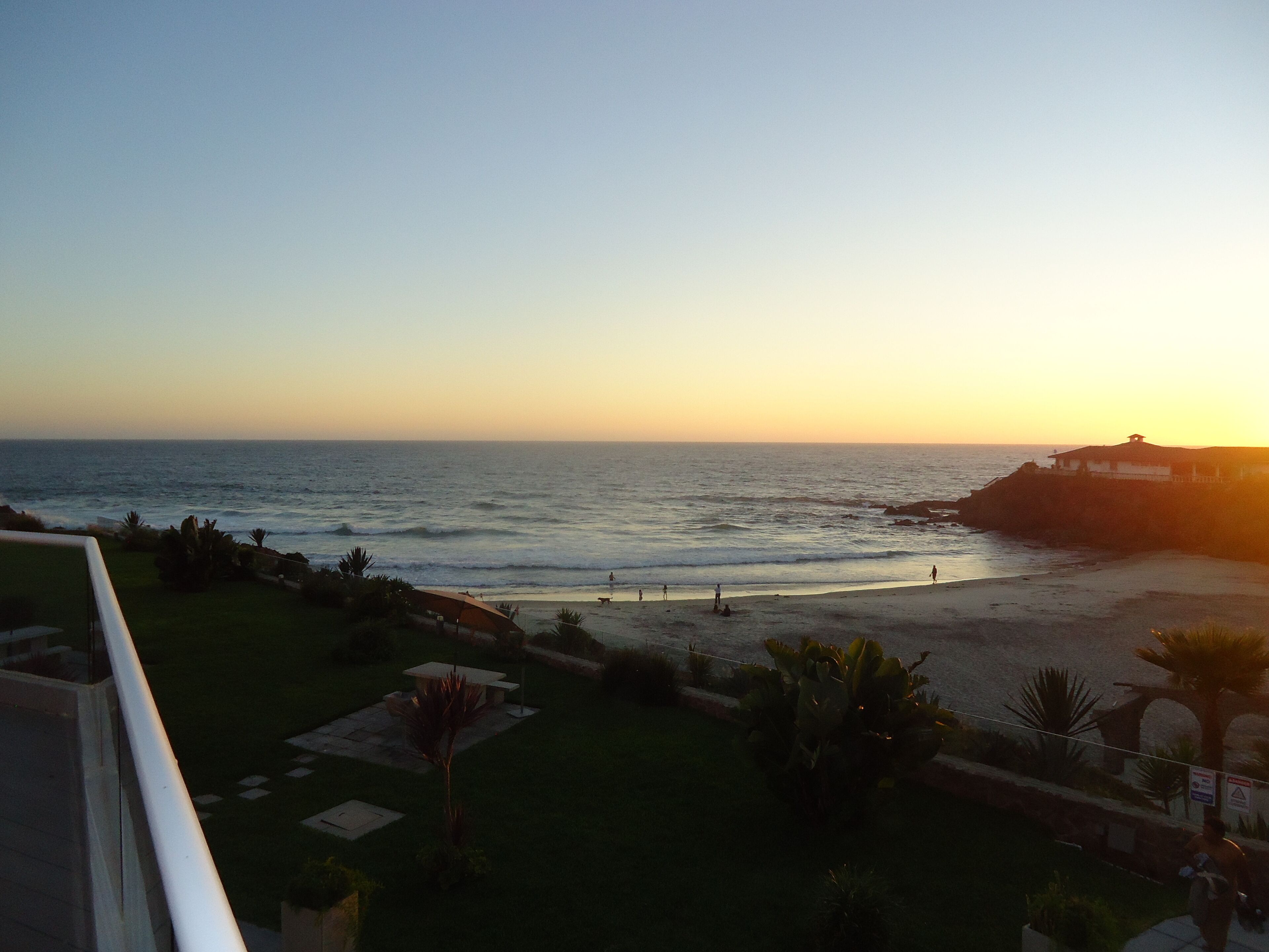 Ligstoelen aan het strand